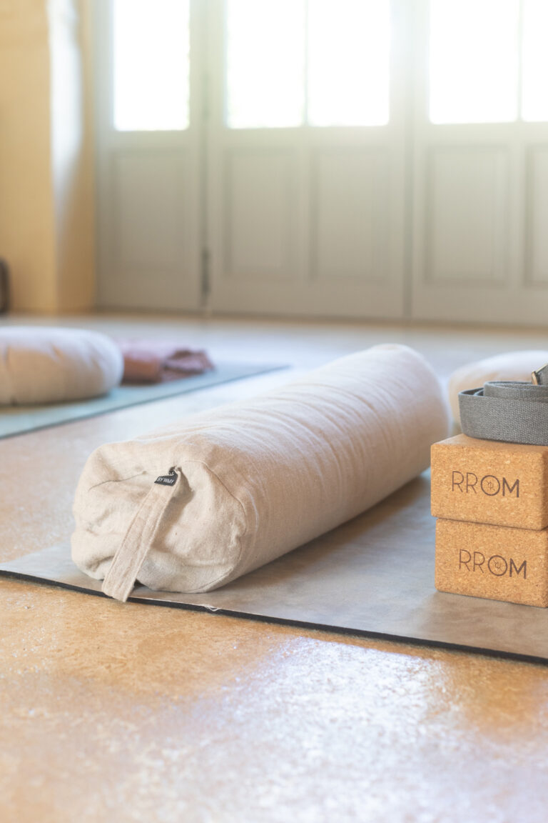 Mise en valeur d'un gite de charme en Normandie par la photographe Sophie K. Mise en valeur d'une salle de pratique de Yoga dans le Perche.