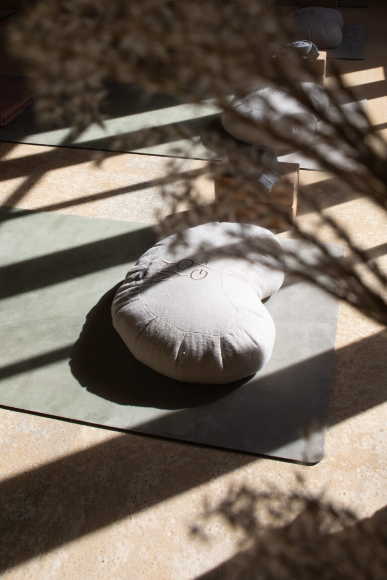 Mise en valeur d'un gite de charme en Normandie par la photographe Sophie K. Mise en valeur d'une salle de pratique de Yoga dans le Perche.