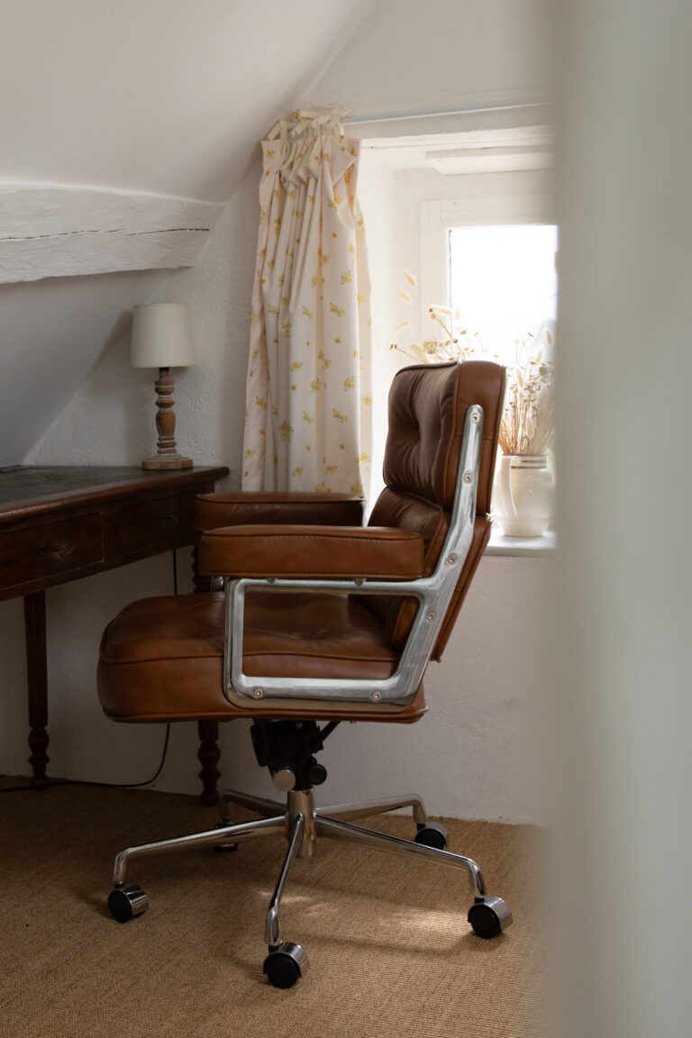 Bureaux lumineux et cosy dans un gite du Perche, photographié par Sophie K.