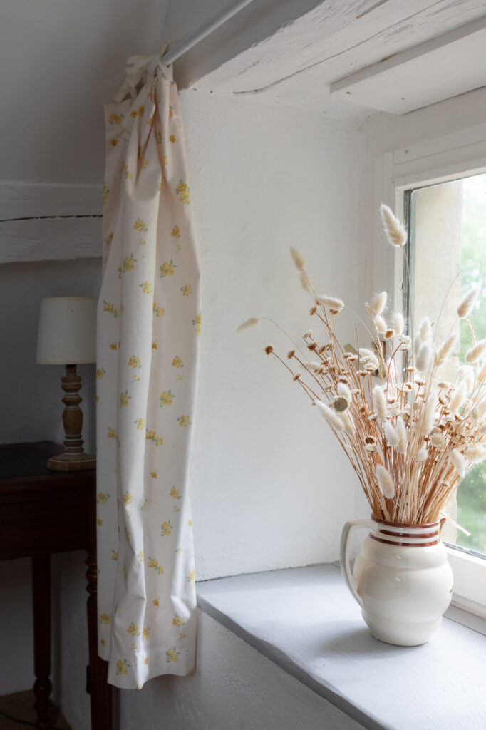Chambre blanche et lumineuse dans un airbnb du Perche, photographiée par la photographe Sophie K.