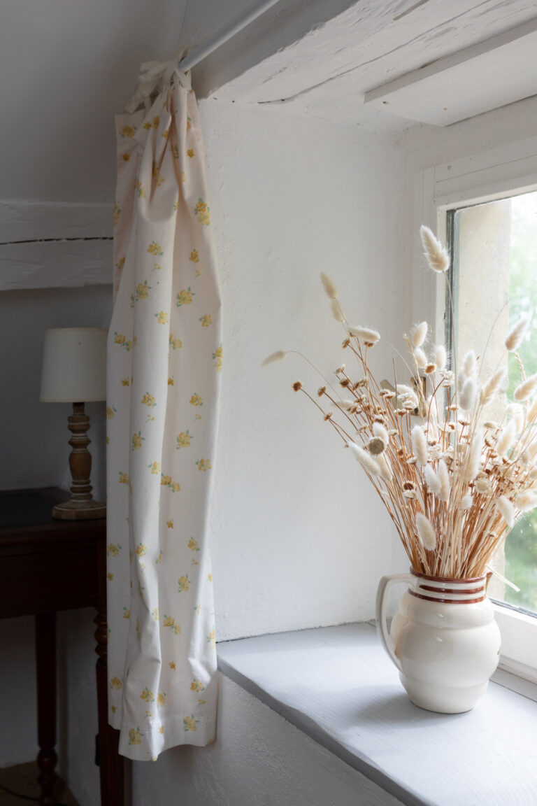 Chambre blanche et lumineuse dans un airbnb du Perche, photographiée par la photographe Sophie K.