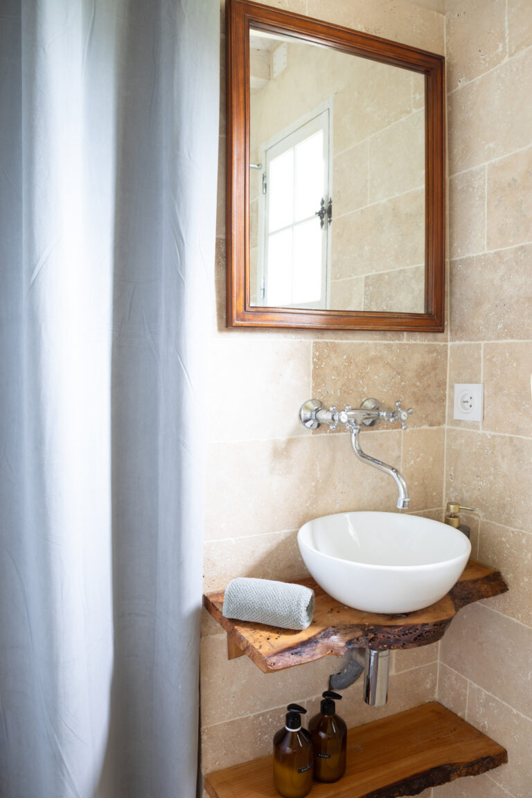 Salle de bain lumineuse dans un gite du Perche, photographié par Sophie K., photographe du Perche